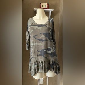 Dantelle Anthropologie Half Sleeve Camouflage Print Ruffle Bottom Top Size M